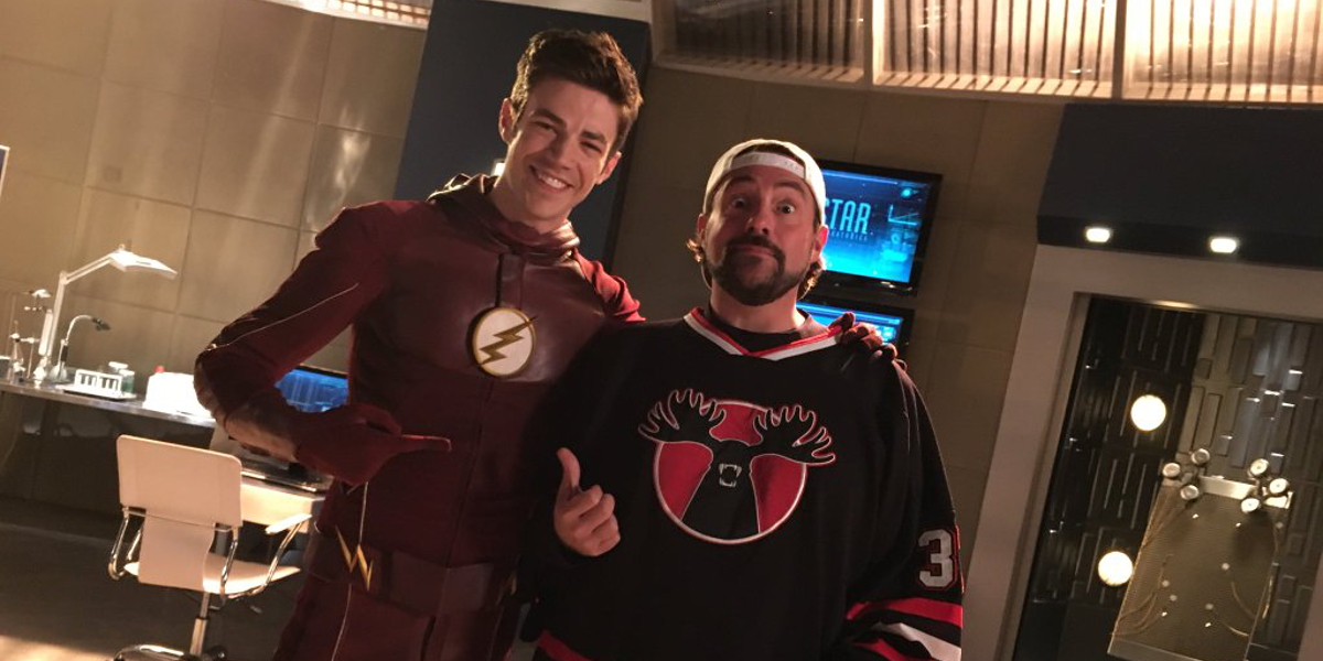 grant-gustin-kevin-smith-on-the-set-of-the-flash-runaway-dinosaur