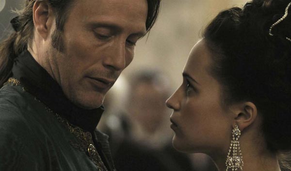 آلیسیا ویکندر در کنار مس میکلسن در فیلم یک رابطه سلطنتی.