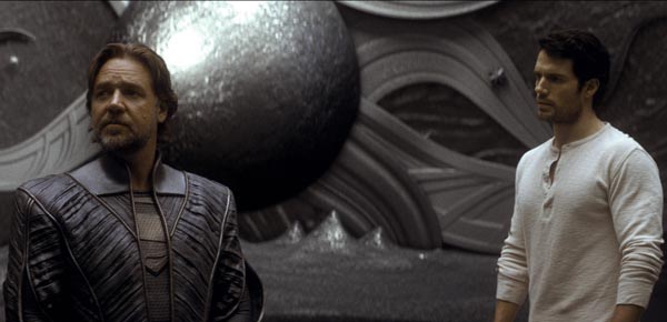 راسل کرو در کنار هنری کویل در فیلم مرد پولادین. کویل از کرو به عنوان الگوی بازیگری خود نام برده است ...