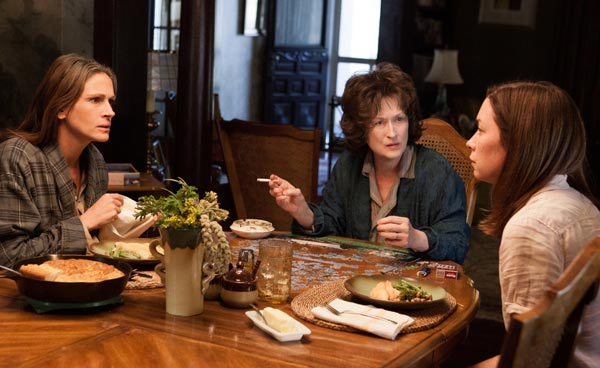 جولیا رابرتس در کنار مریل استریپ و جولیان نیکلسون در فیلم آگوست: اوسیج کانتی. رابرتس پس از 13 سال، چهارمین نامزدی اسکار خود را برای بازی در این فیلم کسب کرد ...