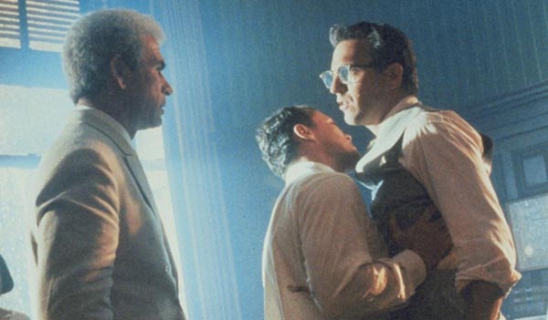 کوین کاستنر، تامی لی جونز و مایکل روکر در فیلم جی‌اف‌کی.