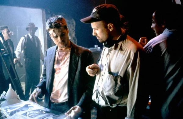 دیوید فینچر در کنار برد پیت و مورگان فریمن در پشت صحنه فیلم هفت.